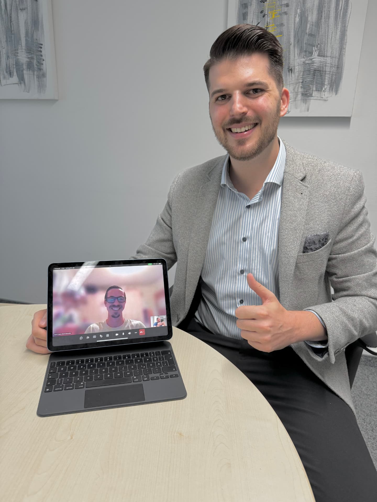 Tom im Beratungsgespräch mit Yannick Burger